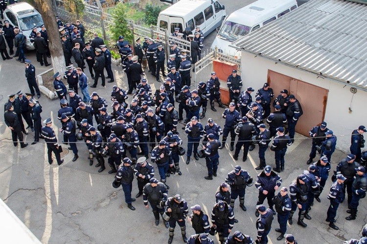 Polițiștii au fost chemați să apere membrii CEC de protestatari FOTO: Elena Covalenco