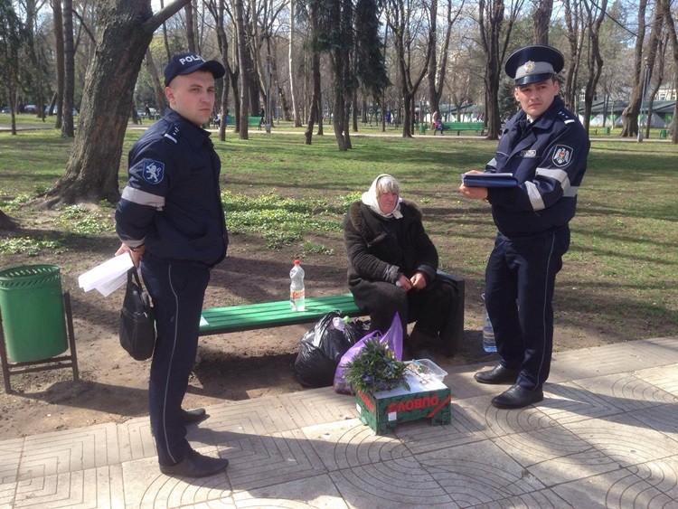 Polițiștii moldoveni în plin proces de recuperare a miliardului furat  FOTO: Facebook / Anastasia Cires