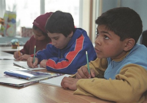 Neșcolarizarea romilor poate genera probleme sociale majore