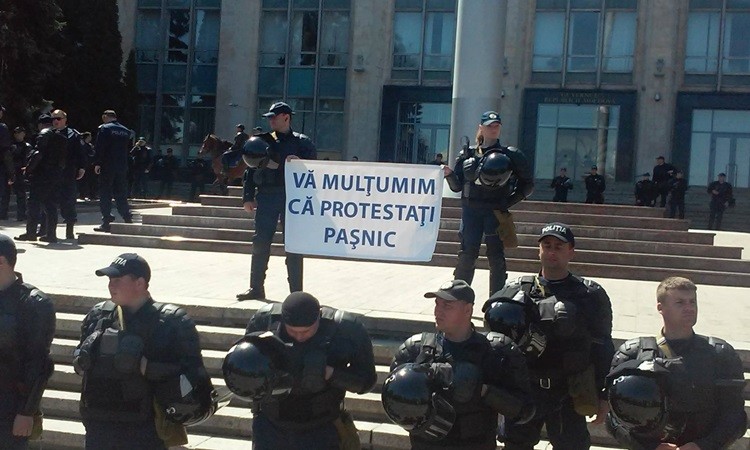 Mesajul Poliției către manifestanți / FOTO: Constantin Uzdriș
