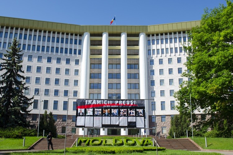 Jurnaliștii au montat „Panoul rușinii” în fața Parlamentului  / FOTO: report.md