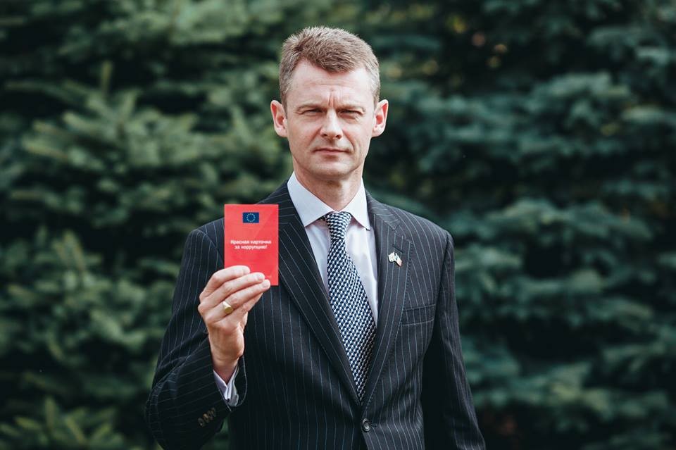 Ambasadorul Marii Britanii în Republica Moldova, Philip Batson, arată cartonaș roșu corupției din Moldova