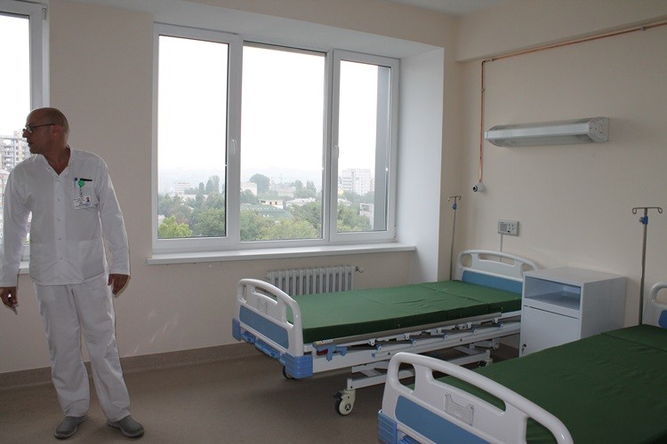 Luxul de după lacăt. Aşa arată saloanele nefuncţionale ale Blocului Curativ al Spitalului de Urgenţă din Chişinău /  FOTO: Report.md