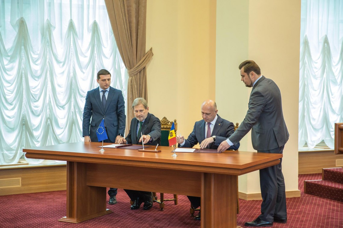 Johannes Hahn și Pavel Filip semnează Acordul de finanţare pentru reforma administrației publice / FOTO: report.md