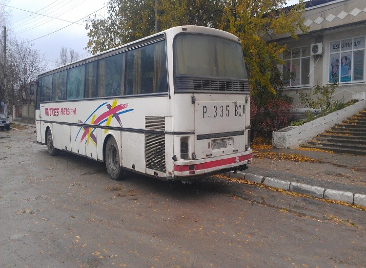 Autocar înmatriculat în regiunea transnistreană așteaptă alegătorii la secția de votare de lângă Primărie FOTO: Report.md