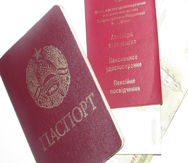 Pașaport transnistrean și legitimație de pensionar eliberate de regimul separatist de la Tiraspol / FOTO: Report.md