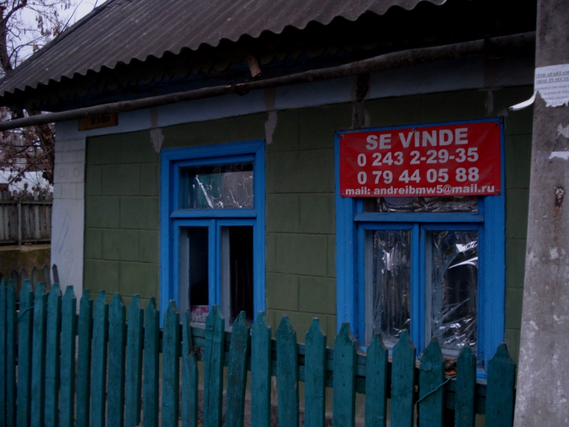 Case părăsite la Căușeni în care nu mai locuiește nimeni de ani buni / FOTO: Report.md