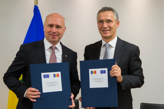 Premierul moldovean, Pavel Filip, şi secretarul general al NATO, Jens Stoltenberg, au semnat, la Bruxelles, Acordul privind înființarea Biroului de Legătură al NATO la Chișinău / FOTO: gov.md