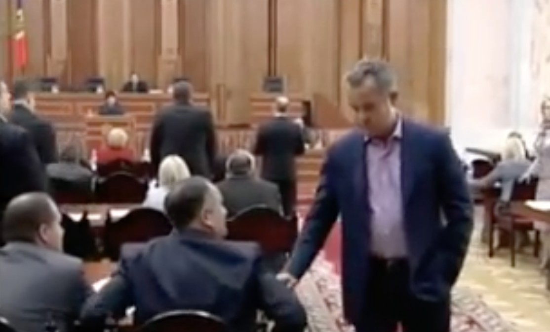 În 2012, jurnaliștii au suprins momentul când Igor Dodon, pe atunci deputat, se ridica în picioare în momentul când Plahotniuc trecea pe lângă el