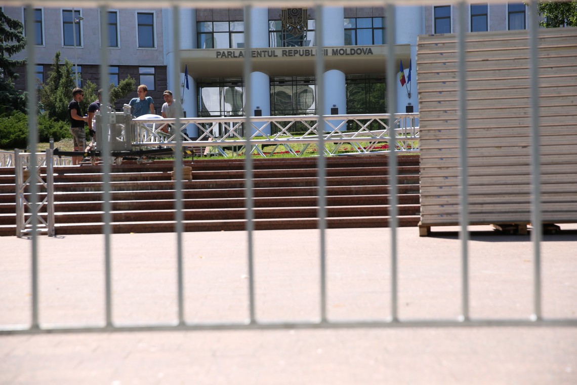 Garduri în fața Parlamentului / FOTO: Report.md