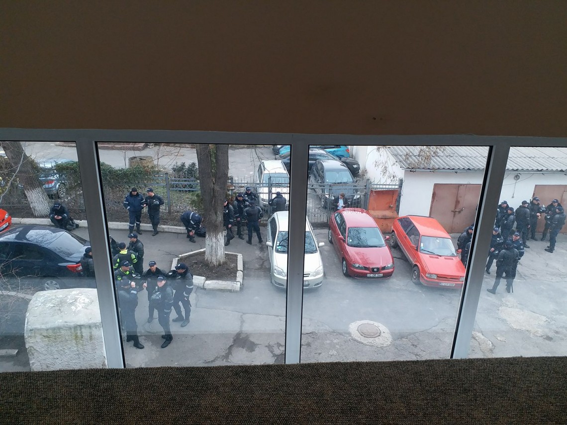 FOTO: Facebook/Stefan Gligor . Poliție dislocată în curtea Comisiei Electorale Centrale