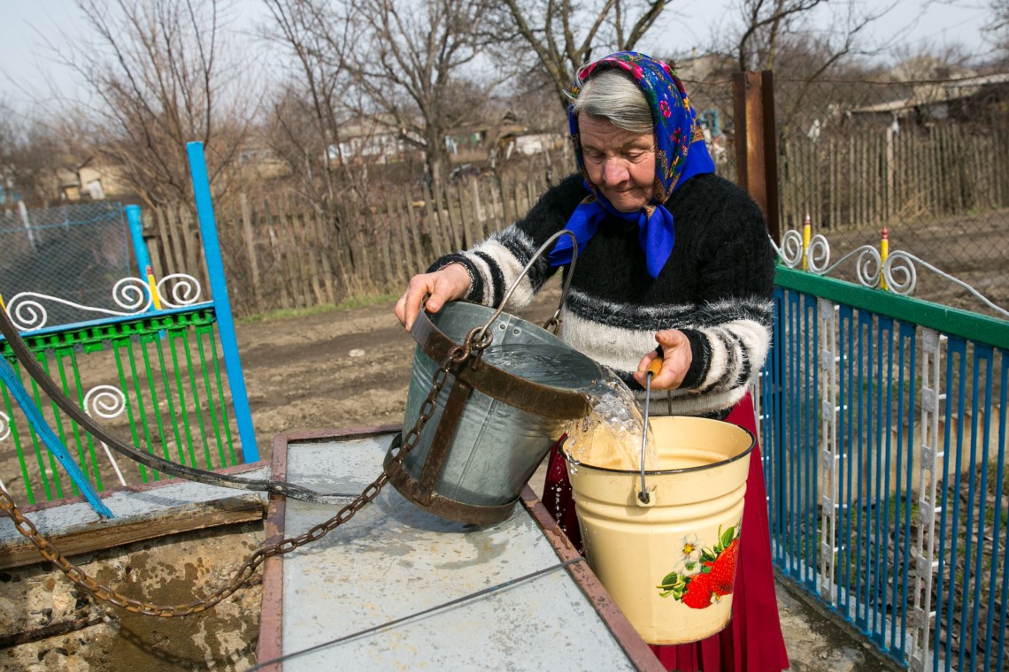 La cei 80 de ani, mătușa Olga încă mai cară apă de la fântână / FOTO: Report.md