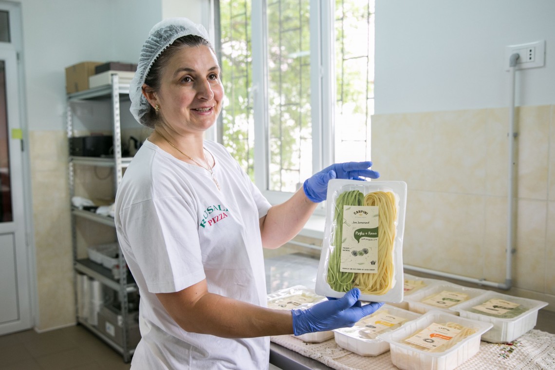 Maria Chirinciuc, la fabrica de ravioli din Cărpineni / FOTO: Report.md