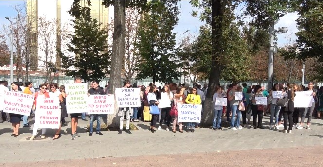 Profesorii și unii părinți ai elevilor de la Liceul „Orizon” au protestat la Parlament