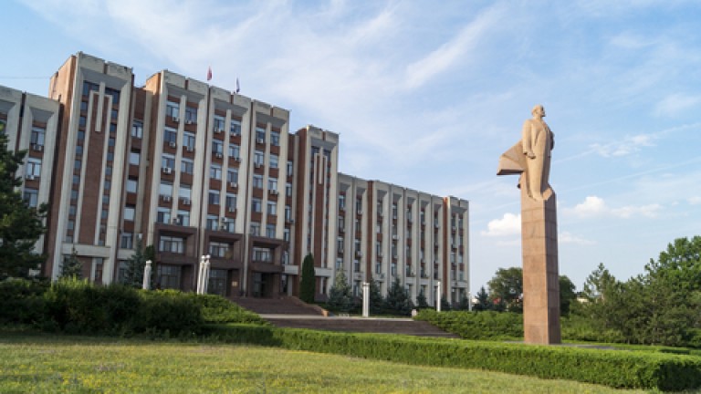 Photo <a href="https://www.dreamstime.com/tiraspol-statue-lenin-front-parliament-tyraspol-internationally-recognised-as-second-largest-city-moldova-image119527897">119527897</a> © 
<a href="https://www.dreamstime.com/kcho_info">Kcho</a> | <a href="https://www.dreamstime.com/photos-images/tiraspol.html">Dreamstime.com</a>